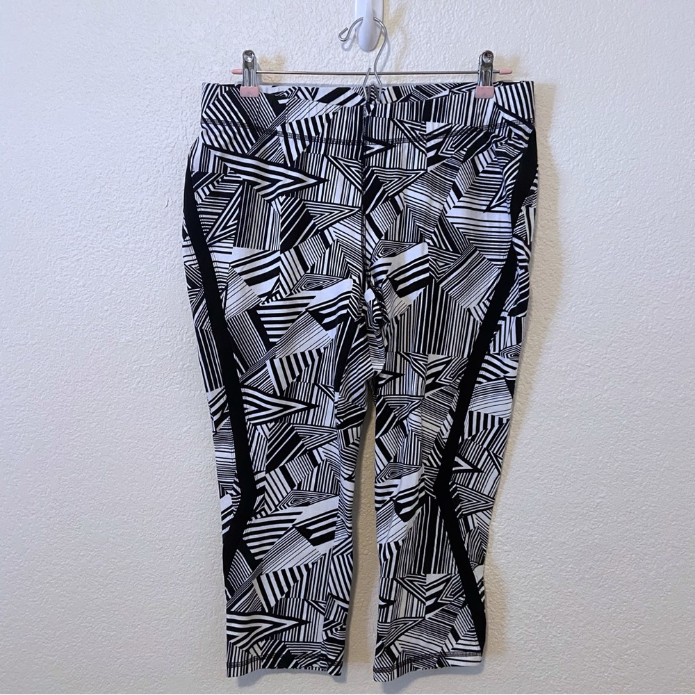 Livi Active Black and White Geometric Leggings